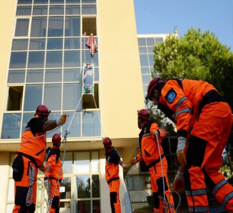 Beylikdüzü'nde afet anında hızlı ve güvenli tahliye tatbikatı