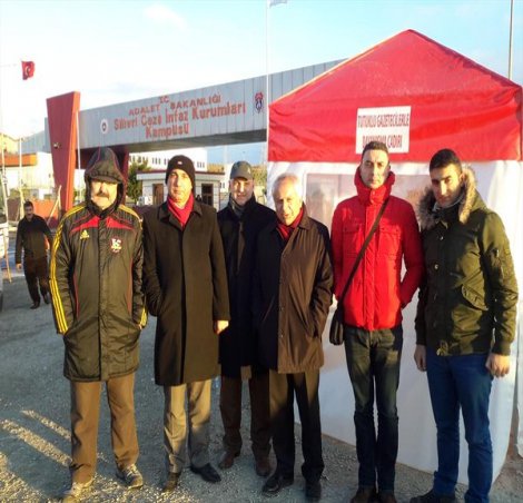 Birleşik Kamu-İş Tutuklu gazeteciler için umut nöbetinde