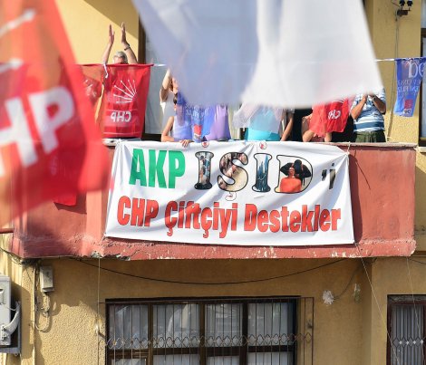 Çiftçi pankart açtı; 'AKP Tarlamızı CHP Ürünümüzü Sattırır'