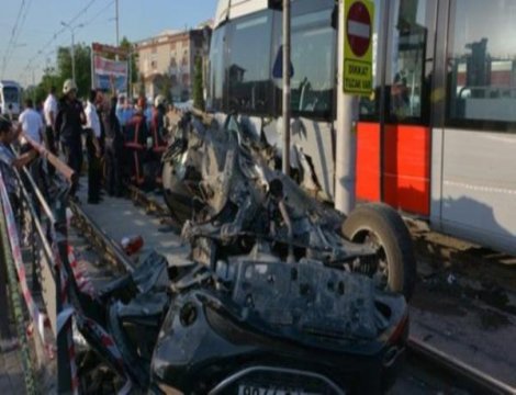 CNN Türk editörlerinin aracını tramvay biçti