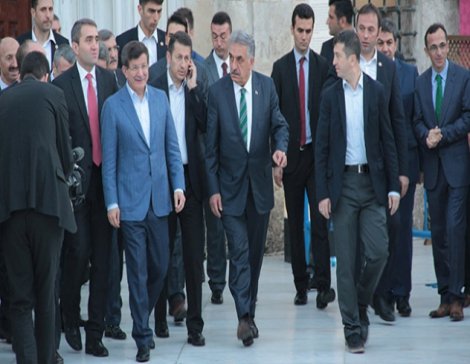 Davutoğlu sabah namazını Eyüp Sultan'da kıldı