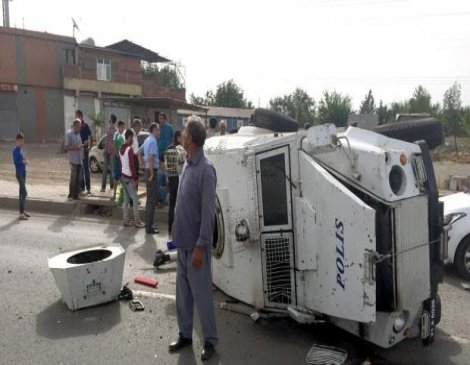 Diyarbakır’da zırhlı polis aracı takla attı
