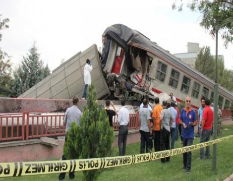 Elazığ'da yolcu treni ile yük treni çarpıştı: 1 yaralı