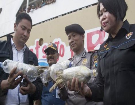 Endonezya'da pet şişelerin içine saklanan papağanlar ele geçirildi