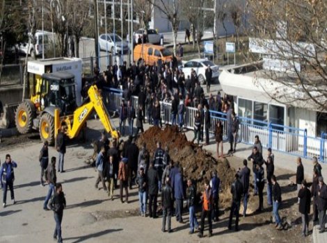 Hendeğin arkasından yandaş iş adamı çıktı!