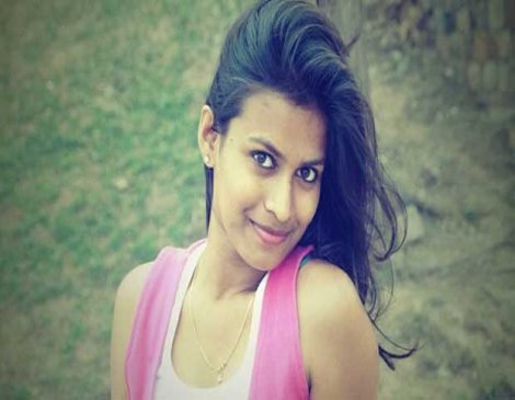 Hindistan'da bir genç kız, tacizciyi karakola teslim etti