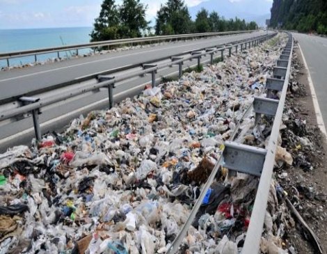 Hopa'da sel suları kaçak çöp dağını ortaya çıkardı