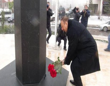 İlham Aliyev Kars'ta babasının anıtına çiçek bıraktı