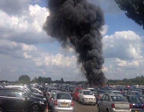 İngiltere'de araba pazarına uçak düştü: 4 ölü
