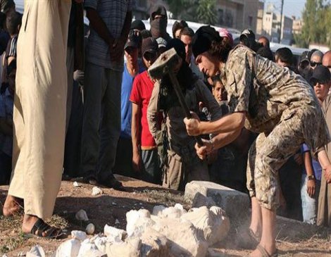 IŞİD, 2 bin yıllık heykeli parçaladı