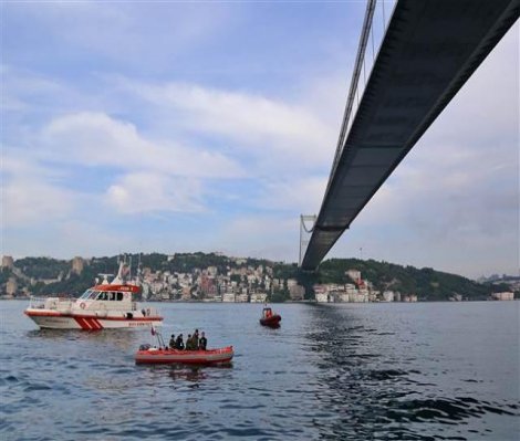 İstanbul Boğazı’nda kaza yapan tekne alabora oldu: 2 kayıp