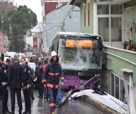İstanbul'da kaza: İki kişi öldü 8 yaralı