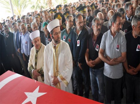 İzmir'de şehit cenazesinde Atatürk gerginliği