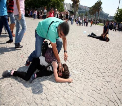 İzmir'de üç kişilik eyleme dört gözaltı