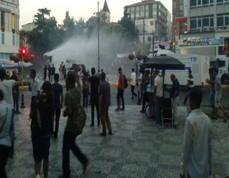 Kadıköy'deki protestoya polis müdahalesi