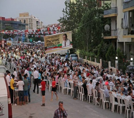 Karşıyaka’da 5 bin kişilik iftar yemeği