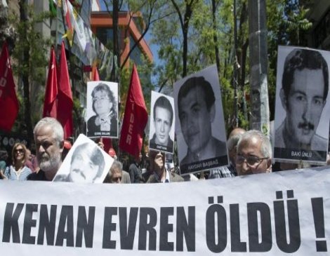 Kenan Evren için devlet töreni düzenlenmesini protesto ettiler