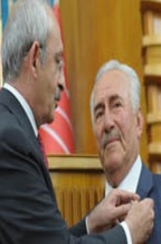 Kılıçdaroğlu, aday olamayınca CHP'den istifa eden Feyzi Septioğlu'na rozet taktı