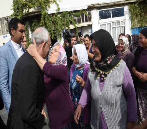 Kılıçdaroğlu, miting öncesi halkla kucaklaştı