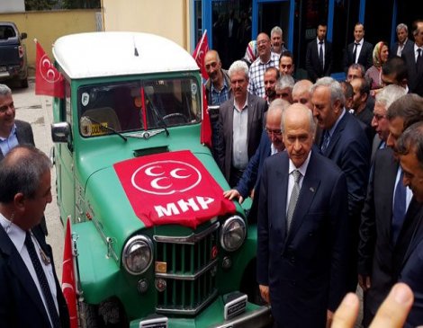 MHP lideri Bahçeli'ye sürpriz hediye