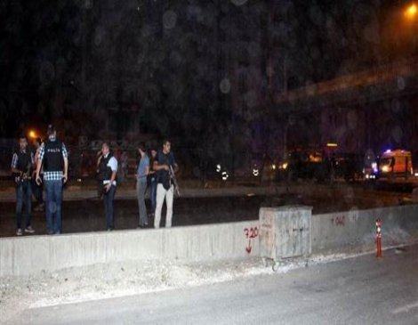 PKK'lılar çevik kuvvet midibüsüne roketatarla saldırdı: 19 yaralı