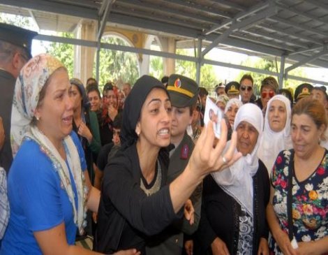 Şehit annesi: Ben de Diyarbakırlıyım, Kürdüm. Bu anneler niye ağlıyor ?