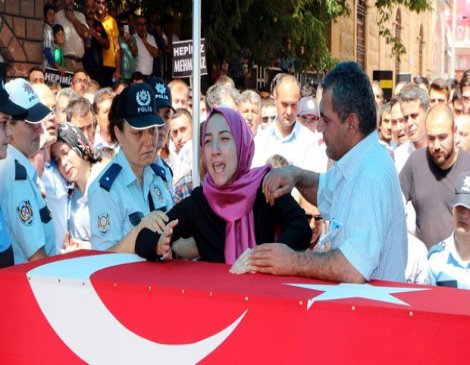 Şehit başkomiser Mehmet Parlak'ın eşi feryat etti