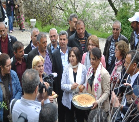 Selvi Kılıçdaroğlu, Tunceli'de ilk ziyaretini Ana Fatma'ya yaptı