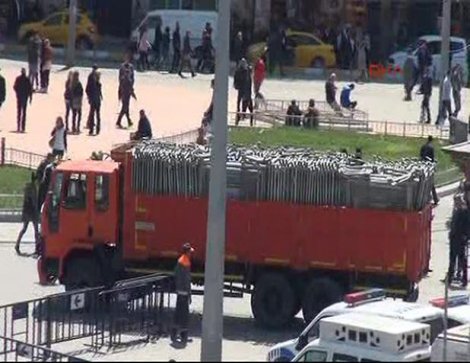 Taksim Meydanı'na polis barikatları getirildi