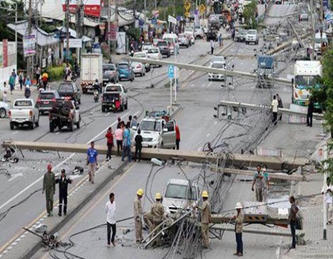 Tayland'da bir araç 47 elektrik direğini devirdi