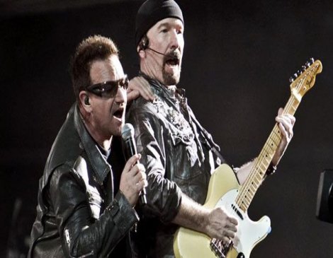 U2'nun gitaristi The Edge sahneden düştü