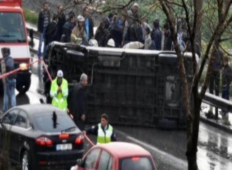 Yolcu minibüsü devrildi... 4 yaralı