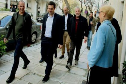 Yunanistan Başbakanı Çipras sokakta nabız yokladı