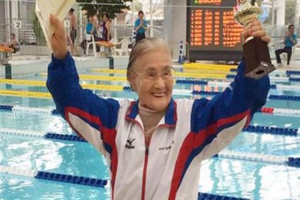 100 yaşında 1500 metre yüzdü