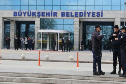 Ankara Büyükşehir Belediyesi önünde hareketli dakikalar