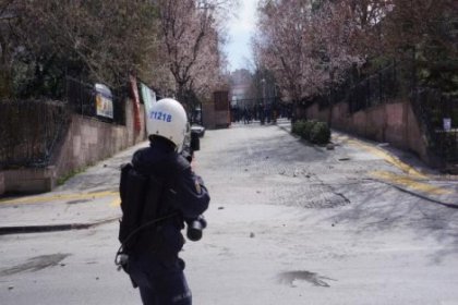 Ankara Üniversitesi’nde taşlı, sopalı kavga dışarı taştı
