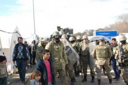 Asker kampa girdi Öcalan posterlerini indirdi!