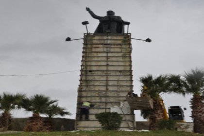 Atatürk heykeli yenileniyor