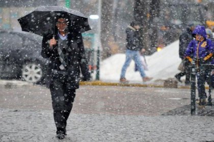 Beklenen kar başladı! İlk tatil haberi geldi