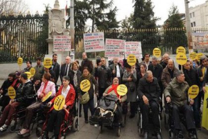 Beyoğlu'nda engellilerden oturma eylemi