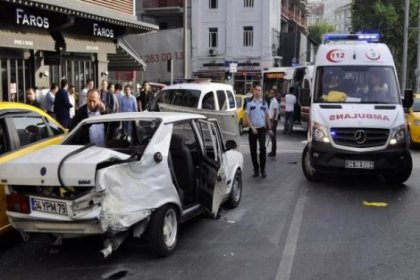 Beyoğlu'nda trafik kazası: 3 yaralı