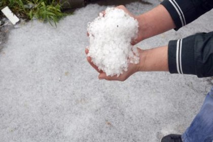 Bodrum'da dolu yağdı yerler beyaza büründü