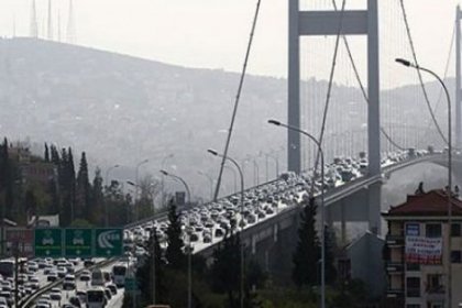 Boğaziçi Köprüsü'nde intihar girişimi trafiği kilitledi