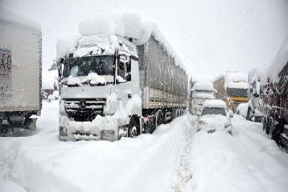 Bolu Dağı'nda kar yağışı nedeniyle onlarca kişi mahsur kaldı