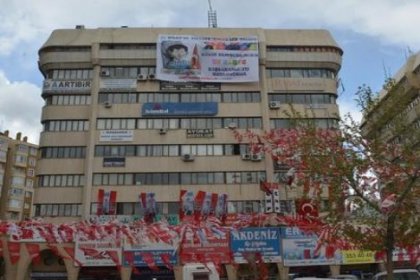 CHP binasına asılan 'Davutoğlu' karikatürüne polis müdahalesi