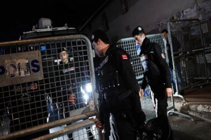 Cumhuriyet Gazetesi önünde 5 gözaltı