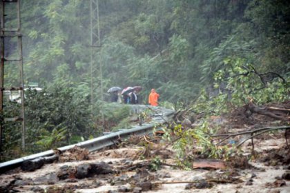 Endonezya'da heyelan: 18 kişi öldü