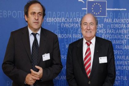 FİFA Platini ve Blatter'in görevlerini askıya alıyor