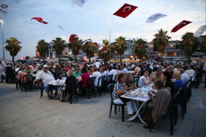 Her akşam 10 bin kişiye iftar yemeği