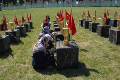 Hükümetten ve muhalefet liderlerlerinden Soma'ya giden yok